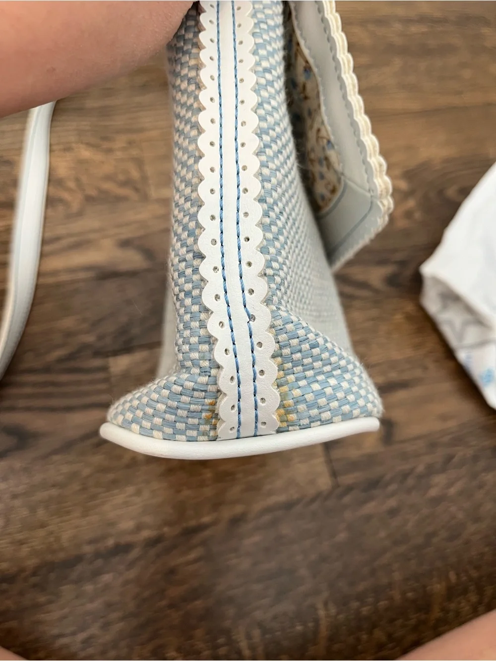Liz Claiborne White and Light Blue woven Scalloped Crossbody Bag USED